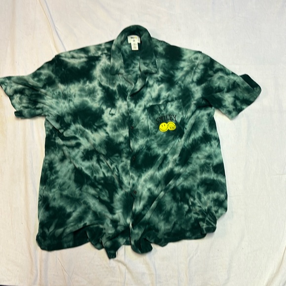 H&M x Smiley Green Tie Dye Smiley Face Button Up Shirt Towel Feel Size Large - Picture 1 of 7